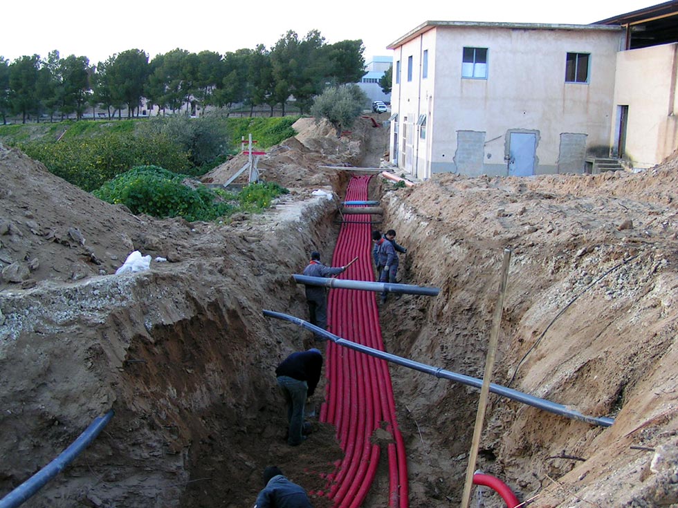 Allacciamento linea elettrica effettuato con argano tiracavi idraulico