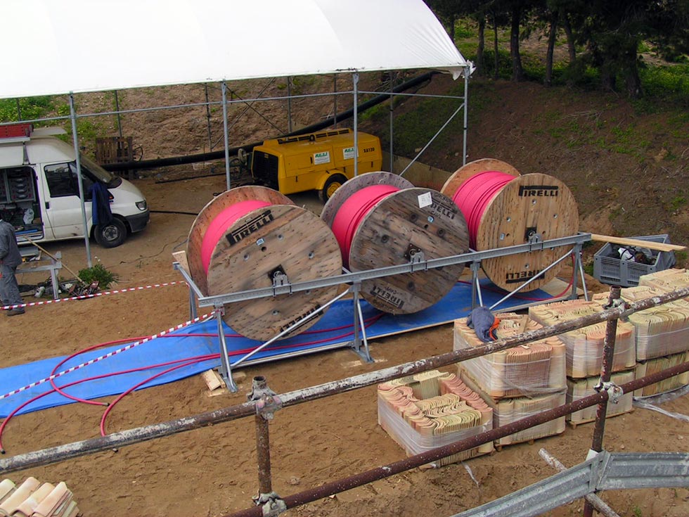 Realizzazione linea elettrica effettuata con infilaggio a mezzo argano tiracavi idraulico