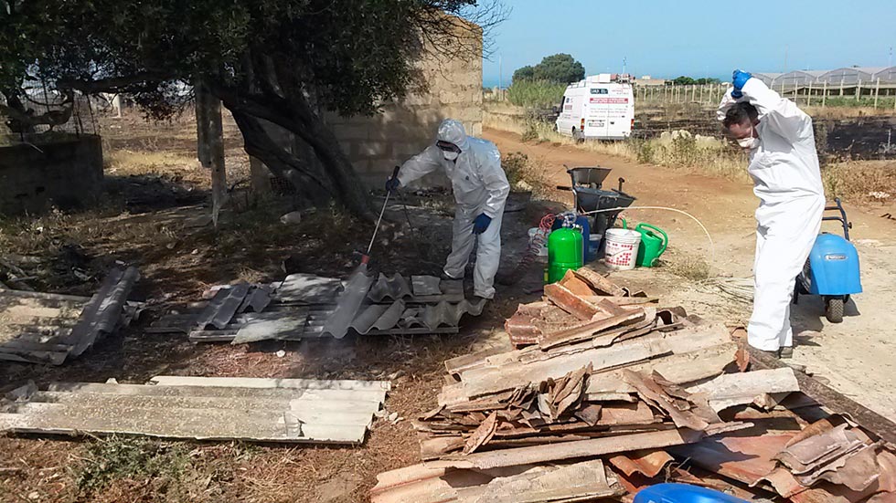 Gli operatori durante le attività di bonifica e smaltimento dei rifiuti contenenti amianto