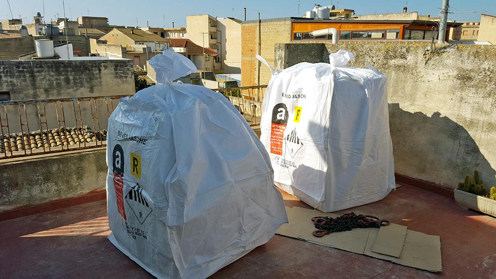 Protezione dei recipienti in amianto prima del trasporto per lo smaltimento Protezione dei recipienti in amianto prima del trasporto per lo smaltimento