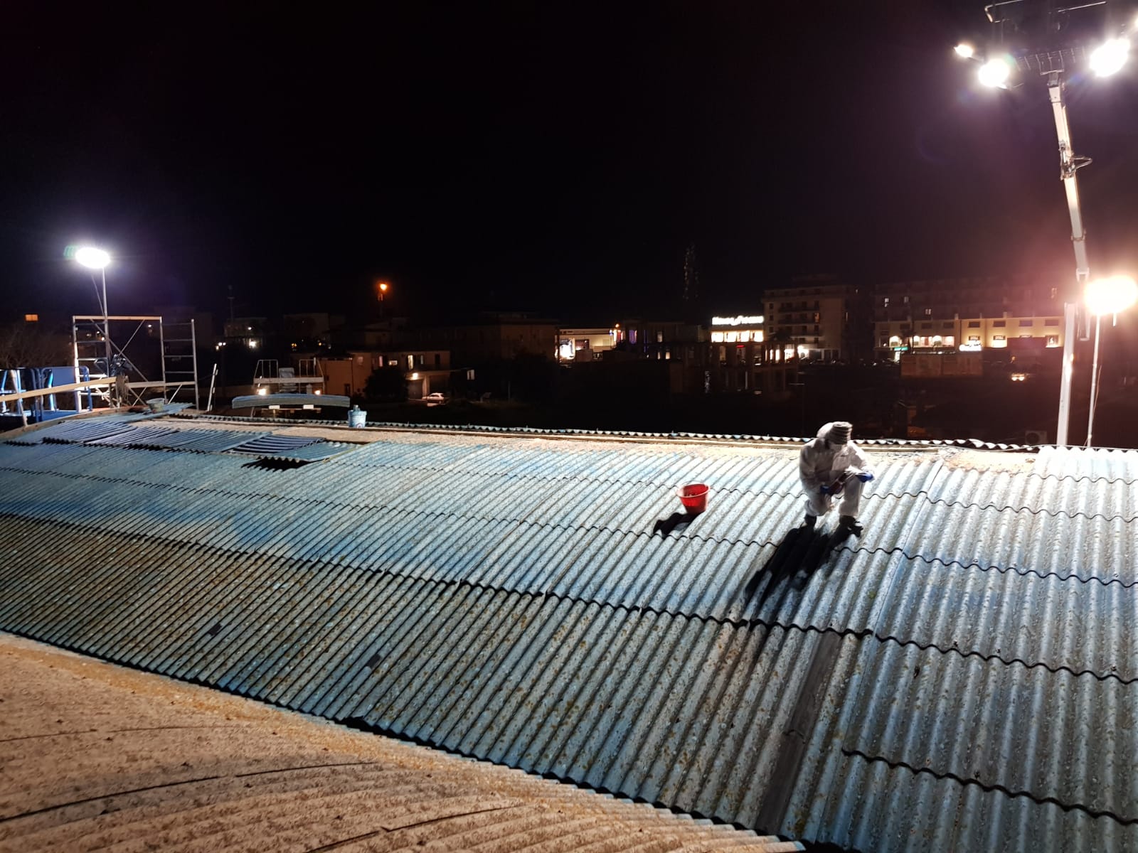 Interventi di rimozione amianto a Modica (Ragusa) pianificati ed effettuati di notte, in sicurezza, per evitare la contemporaneità col pubblico e coi dipendenti. Interventi di rimozione amianto a Modica (Ragusa) pianificati ed effettuati di notte, in sicurezza, per evitare la contemporaneità col pubblico e coi dipendenti.