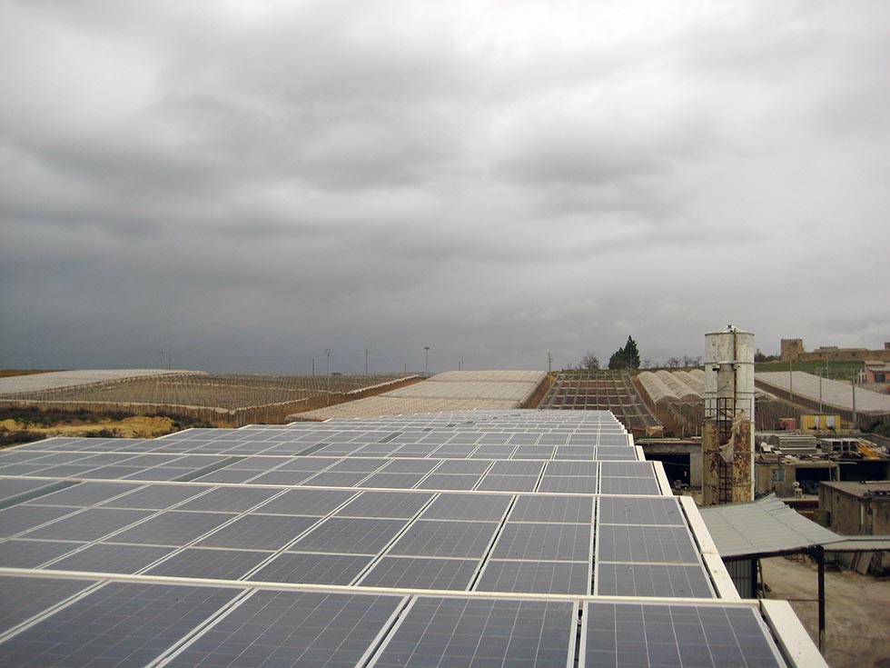 Impianto fotovoltaico sul tetto di un capannone in Sicilia