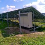Sul retro è posizionato un armadietto con all'interno i cavi elettrici dell'impianto fotovoltaico per la gestione dei pannelli sul posto