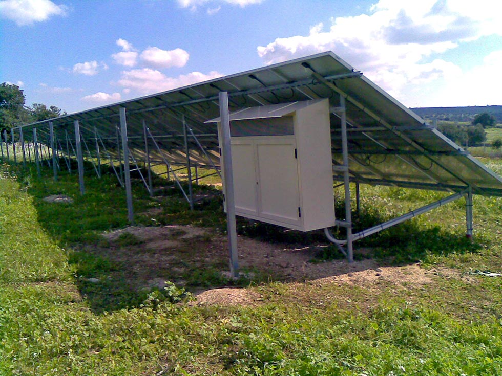 Sul retro è posizionato un armadietto con all'interno i cavi elettrici dell'impianto fotovoltaico per la gestione dei pannelli sul posto