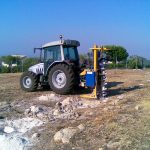 Foratura sul terreno per il fissaggio della struttura dell'impianto fotovoltaico