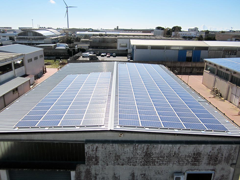 Impianto fotovoltaico installato sul tetto di un edificio a Ragusa (RG) Impianto fotovoltaico installato sul tetto di un edificio a Ragusa (RG)