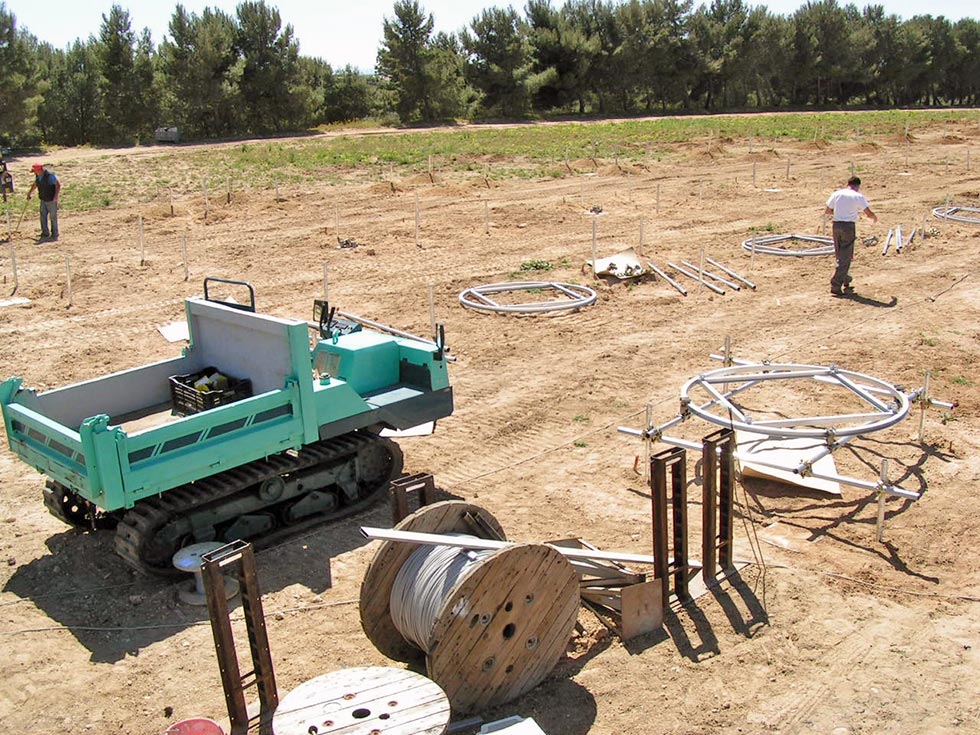 Lavori sul terreno per l'installazione di sistemi fotovoltaici ad inseguimento Lavori sul terreno per l'installazione di sistemi fotovoltaici ad inseguimento