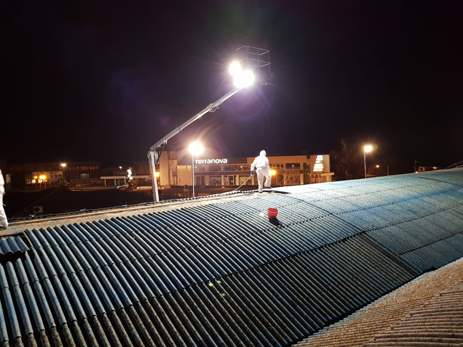 Rimozione amianto a Modica (Ragusa) dalla copertura industriale del supermercato Conad. Rimozione amianto a Modica (Ragusa) dalla copertura industriale del supermercato Conad.