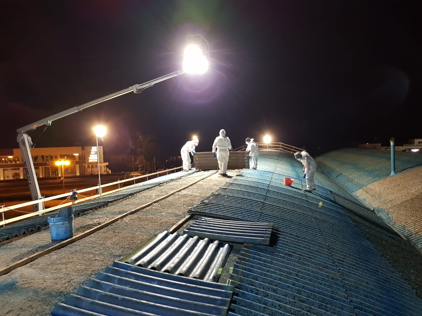 Tecnici specializzati nella rimozione amianto da lastre che compongono coperture industriali. Tecnici specializzati nella rimozione amianto da lastre che compongono coperture industriali.