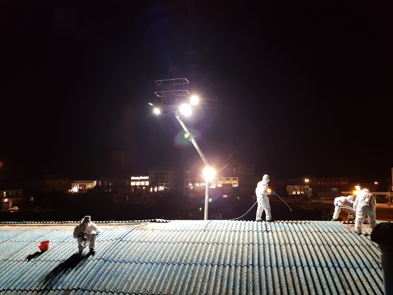 Rimozione amianto dalla copertura industriale del supermercato Conad a Modica, Ragusa. Rimozione amianto dalla copertura industriale del supermercato Conad a Modica, Ragusa.