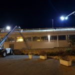 I tecnici IMP.EL. raggiungono la copertura dello stabile attraverso una gru con ponte di sollevamento. In questo modo, riescono a raggiungere punti alti degli edifici da trattare, quindi procedere con l'incapsulamento e la rimozione amianto dappertutto, laddove necessario. I tecnici IMP.EL. raggiungono la copertura dello stabile attraverso una gru con ponte di sollevamento. In questo modo, riescono a raggiungere punti alti degli edifici da trattare, quindi procedere con l'incapsulamento e la rimozione amianto dappertutto, laddove necessario.