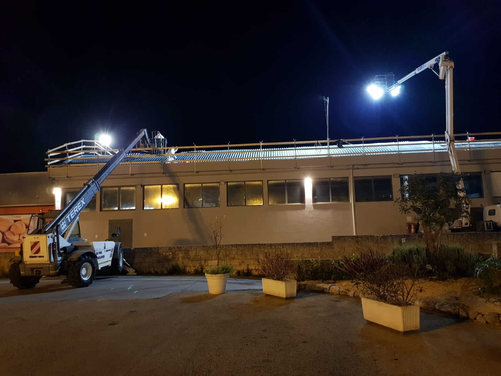 I tecnici IMP.EL. raggiungono la copertura dello stabile attraverso una gru con ponte di sollevamento. In questo modo, riescono a raggiungere punti alti degli edifici da trattare, quindi procedere con l'incapsulamento e la rimozione amianto dappertutto, laddove necessario. I tecnici IMP.EL. raggiungono la copertura dello stabile attraverso una gru con ponte di sollevamento. In questo modo, riescono a raggiungere punti alti degli edifici da trattare, quindi procedere con l'incapsulamento e la rimozione amianto dappertutto, laddove necessario.