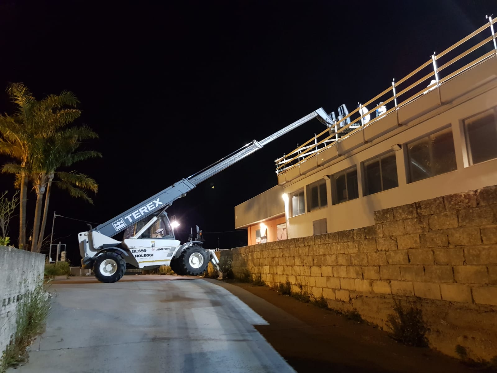 Rimozione amianto dalle lastre che compongono la copertura del supermercato Conad di Modica, Ragusa - Sicilia. Rimozione amianto dalle lastre che compongono la copertura del supermercato Conad di Modica, Ragusa - Sicilia.