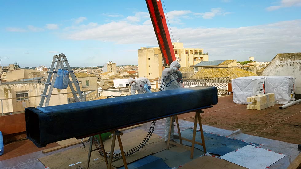 Gli operatori durante le attività di bonifica e smaltimento della canna fumaria in amianto Ragusa