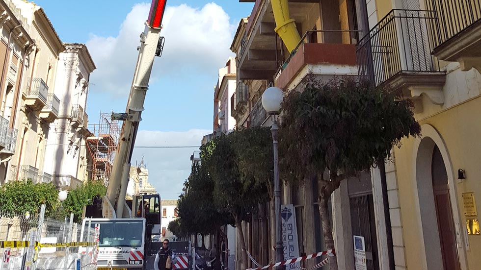 La bonifica e lo smaltimento del cemento amianto della canna fumaria è stato eseguito con l'ausilio di una autogru La bonifica e lo smaltimento del cemento amianto della canna fumaria è stato eseguito con l'ausilio di una autogru