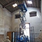 Con l'ausilio di una gru è stato possibile smaltire le lastre di amianto dalla copertura del capannone Con l'ausilio di una gru è stato possibile smaltire le lastre di amianto dalla copertura del capannone