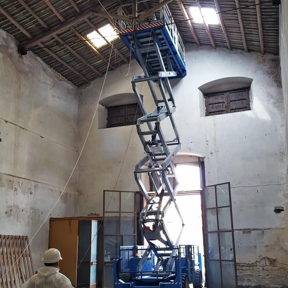 Con l'ausilio di una gru è stato possibile smaltire le lastre di amianto dalla copertura del capannone Con l'ausilio di una gru è stato possibile smaltire le lastre di amianto dalla copertura del capannone