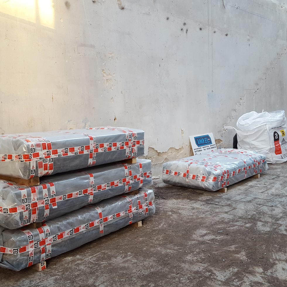 Bonifica e smaltimento lastre di amianto della copertura del capannone Bonifica e smaltimento lastre di amianto della copertura del capannone