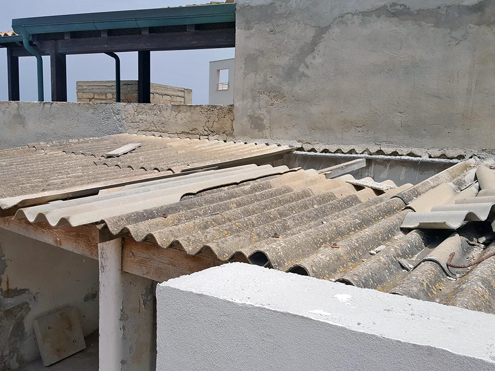 Bonifica e smaltimento tettoia in eternit Bonifica e smaltimento tettoia in eternit