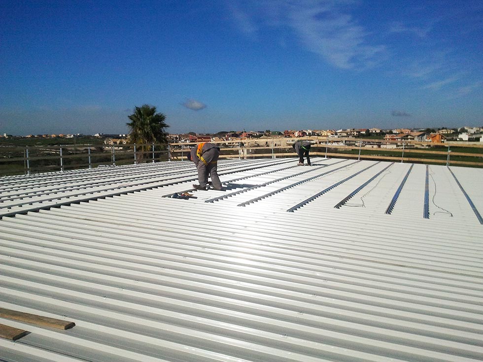 Rifacimento del tetto di copertura e installazione impianto fotovoltaico Rifacimento del tetto di copertura e installazione impianto fotovoltaico